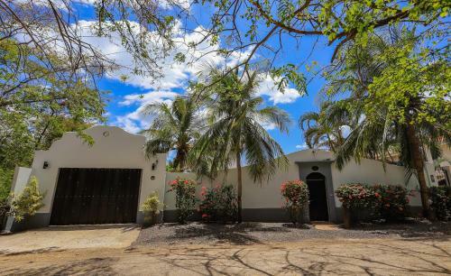 Casa Tres Cocos, Elegant Beachfront Home