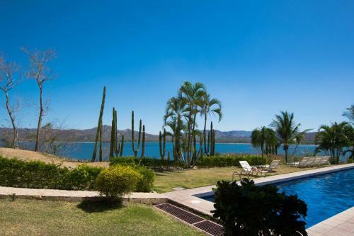 Amazing Ocean Views From This Nicely Equipped Condo