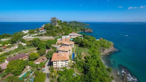 Amazing Ocean Views From This Nicely Equipped Condo