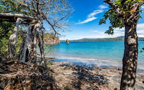 4-bedroom Cliffside Home With Pool On Secluded Beach