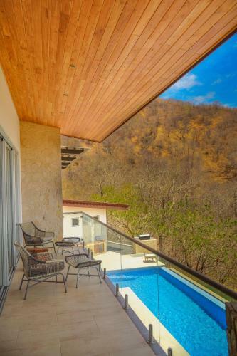 Luxury Villa Stunning Views, Pool & AC Full Service - Sleeps 10