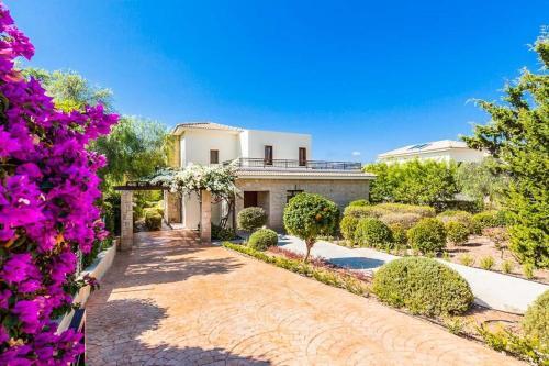 Villa In Kouklia Sleeps 6 Includes Swimming Pool Air Con And Wifi 3 1