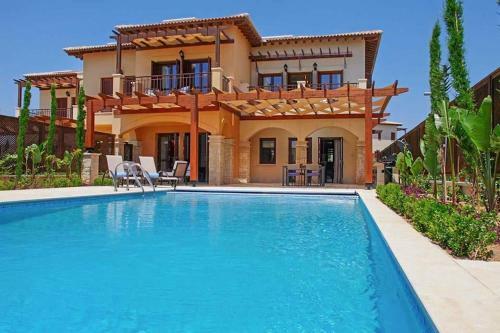Villa In Kouklia Sleeps 4 Includes Swimming Pool Air Con And Wifi 9