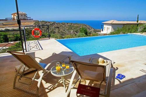 Villa In Kouklia Sleeps 4 Includes Swimming Pool Air Con And Wifi 0