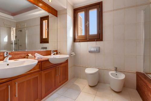 Villa In Kouklia Sleeps 10 Includes Swimming Pool Air Con And Wifi 1 2