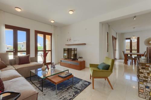 Villa In Kouklia Sleeps 4 Includes Swimming Pool Air Con And Wifi 5