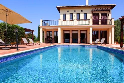 Villa In Kouklia Sleeps 6 Includes Swimming Pool And Air Con 3