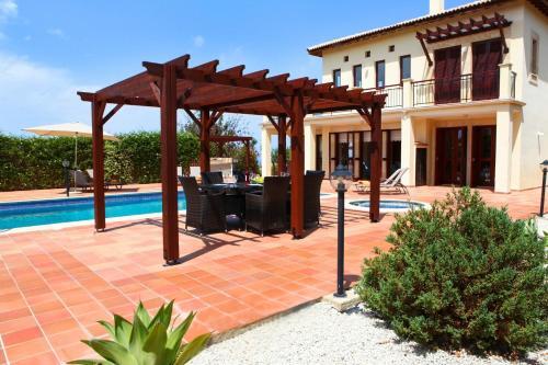 Villa In Kouklia Sleeps 6 Includes Swimming Pool And Air Con 3