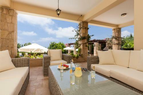 Kouklia Villa Sleeps 10 With Pool And Air Con