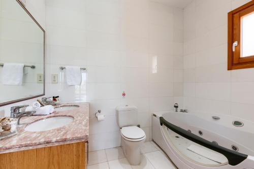 Kouklia Villa Sleeps 10 With Pool And Air Con