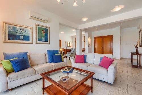 Kouklia Villa Sleeps 10 With Pool And Air Con