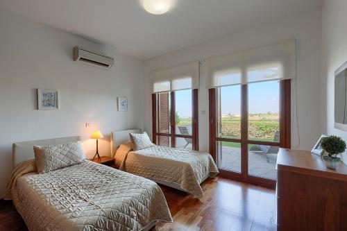 Villa In Kouklia Sleeps 4 Includes Swimming Pool And Air Con