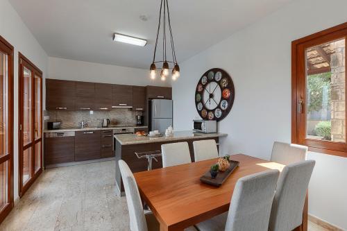 Villa In Kouklia Sleeps 4 Includes Swimming Pool And Air Con