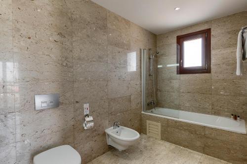 Villa In Kouklia Sleeps 4 Includes Swimming Pool And Air Con