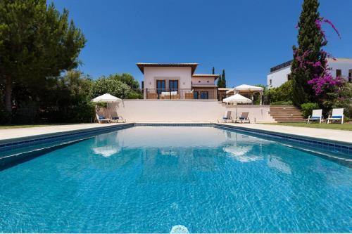 Villa In Kouklia Sleeps 6 Includes Swimming Pool And Air Con 5