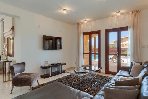 Villa In Kouklia Sleeps 4 Includes Swimming Pool And Air Con 2