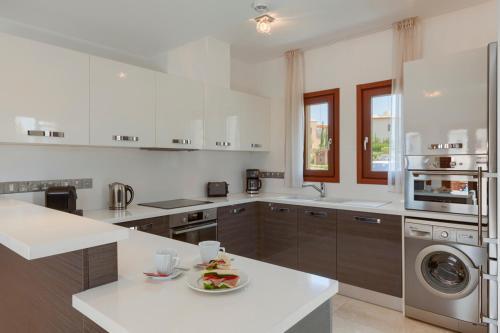 Villa In Kouklia Sleeps 4 Includes Swimming Pool And Air Con 2