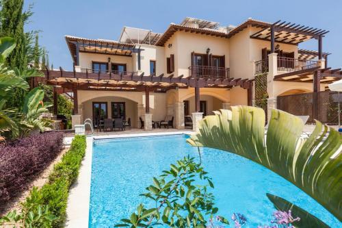 Villa In Kouklia Sleeps 6 Includes Swimming Pool And Air Con 0