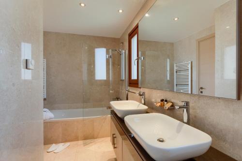 Villa In Kouklia Sleeps 6 Includes Swimming Pool And Air Con 0