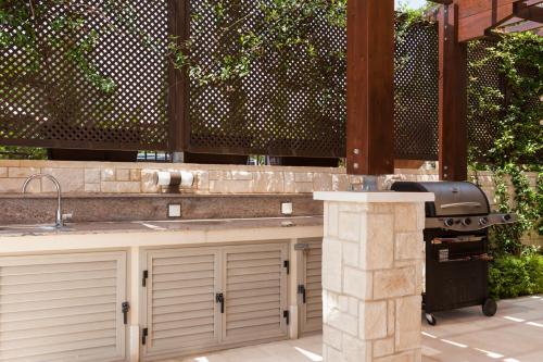 Villa In Kouklia Sleeps 6 Includes Swimming Pool And Air Con 0