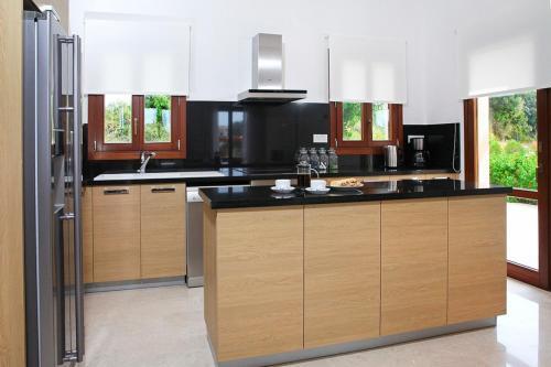 Villa In Kouklia Sleeps 6 Includes Swimming Pool And Air Con 9