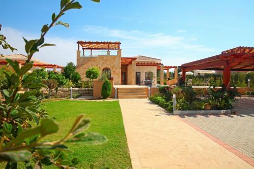 Villa In Kouklia Sleeps 6 Includes Swimming Pool And Air Con 9