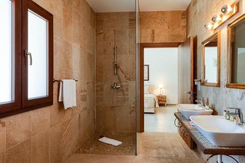 Villa In Kouklia Sleeps 10 Includes Swimming Pool And Air Con 3