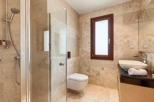 Kouklia Town House Sleeps 6 With Pool And Air Con