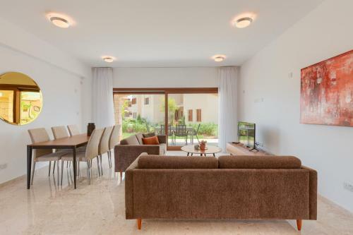 Kouklia Town House Sleeps 6 With Pool And Air Con