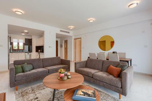 Kouklia Town House Sleeps 6 With Pool And Air Con