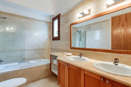 Villa In Kouklia Sleeps 4 Includes Swimming Pool And Air Con 5