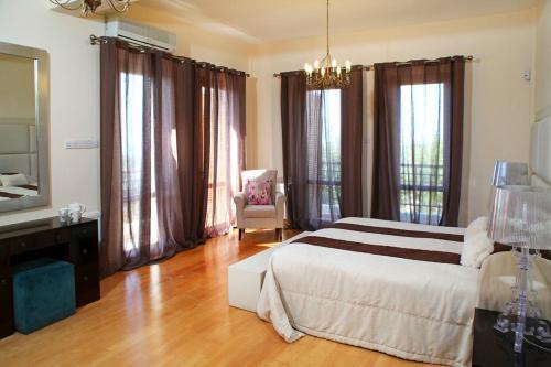Villa In Kouklia Sleeps 10 Includes Swimming Pool And Air Con 8