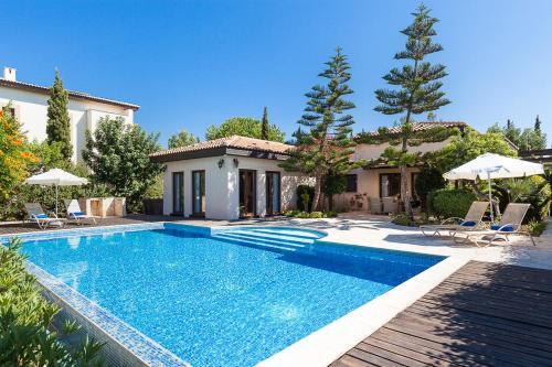 Villa In Kouklia Sleeps 6 Includes Swimming Pool And Air Con 2