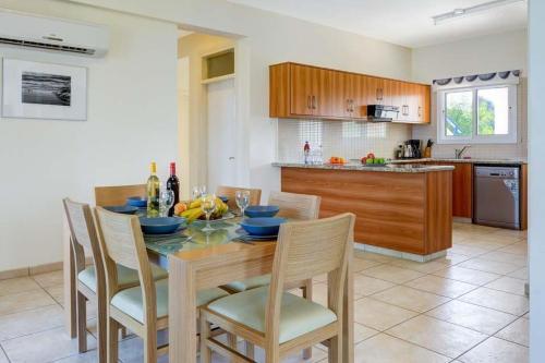 Latchi Villa Sleeps 6 With Pool Air Con And Wifi