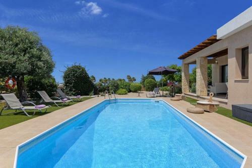 Latchi Villa Sleeps 4 With Pool Air Con And Wifi