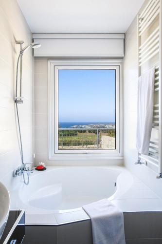 Pegeia Villa Sleeps 10 With Pool And Air Con