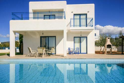 Villa In Pegeia Sleeps 6 Includes Swimming Pool And Air Con