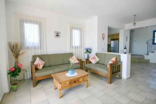 Villa In Pegeia Sleeps 6 Includes Swimming Pool And Air Con