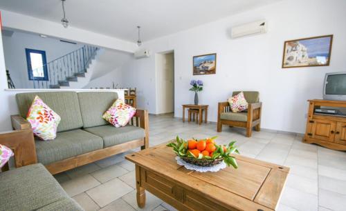 Villa In Pegeia Sleeps 6 Includes Swimming Pool And Air Con