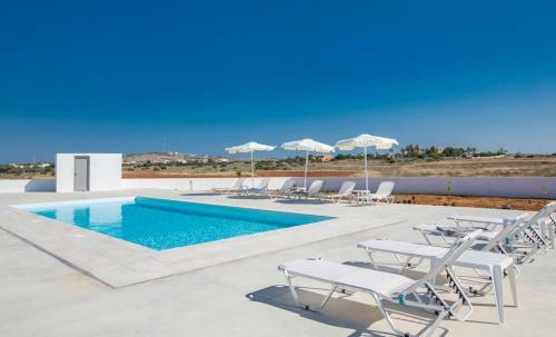 Paralimni Villa Sleeps 12 With Pool