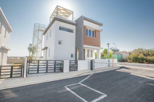 Paralimni Villa Sleeps 6 With Pool