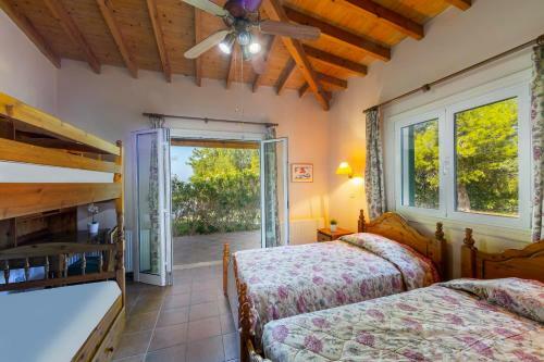 Nea Dimmata Villa Sleeps 8 With Pool Air Con And Wifi
