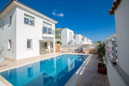 Villa In Protaras Sleeps 6 Includes Swimming Pool And Air Con 7 6