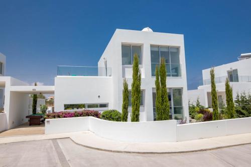 Villa In Protaras Sleeps 10 Includes Swimming Pool And Air Con 9