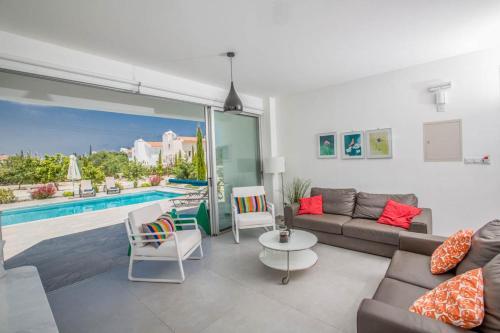 Villa In Protaras Sleeps 10 Includes Swimming Pool And Air Con 9