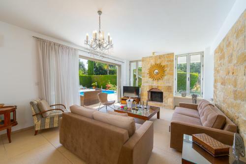 Villa In Giolou Sleeps 6 With Pool And Air Con