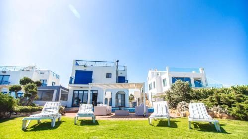 Villa In Protaras Sleeps 10 With Pool And Air Con