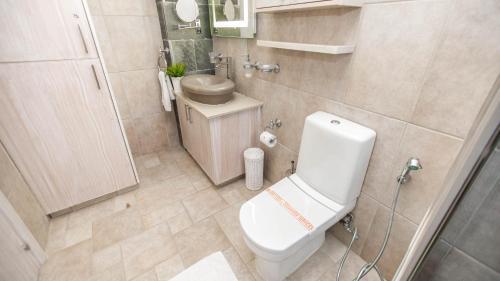 Villa In Protaras Sleeps 10 With Pool And Air Con