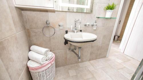 Villa In Protaras Sleeps 10 With Pool And Air Con
