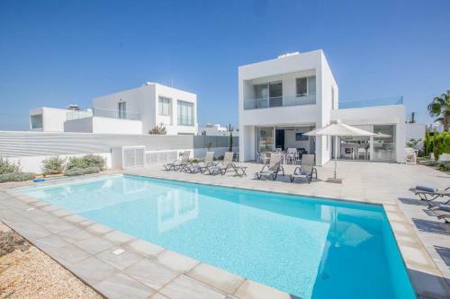 Villa In Protaras Sleeps 10 Includes Swimming Pool And Air Con 7